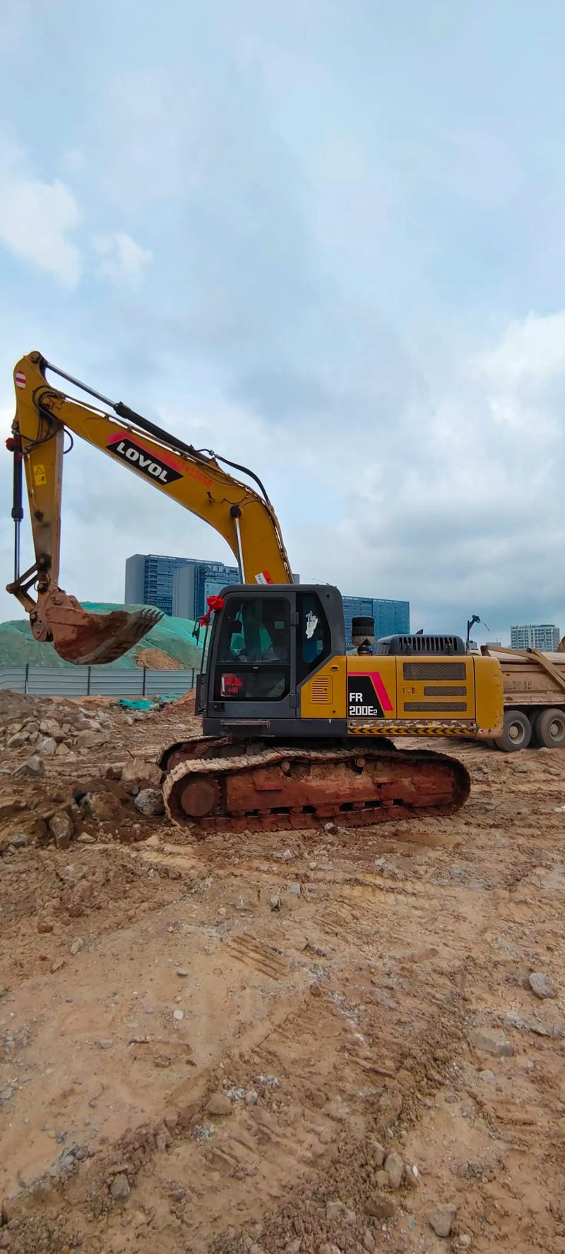 工程机械挖掘机与挖机炮机租赁 高效货物装卸解决方案